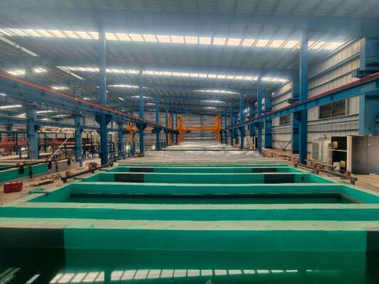 अच्छा दाम MEI-AL 500 टन/माह 5-25 μm फिल्म मोटाई के साथ पूर्ण स्वचालित पीएलसी नियंत्रण एनोडाइजिंग लाइन उपकरण ऑनलाइन